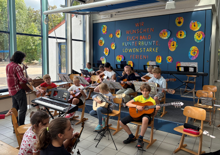 JeKits- Musikerinnen und Musiker überzeugen mit Gitarre und Orchester. © Kreis Paderborn